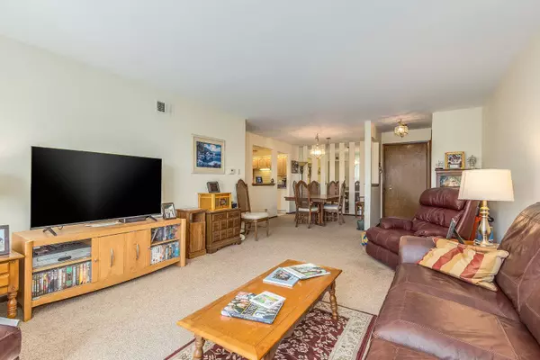 5840 W 104th ST #305, Oak Lawn, IL 60453