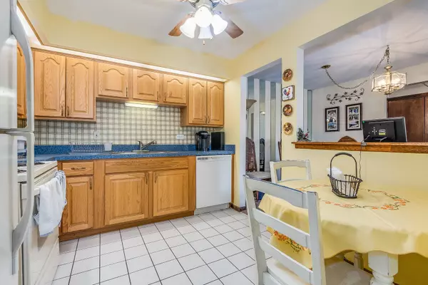 5840 W 104th ST #305, Oak Lawn, IL 60453