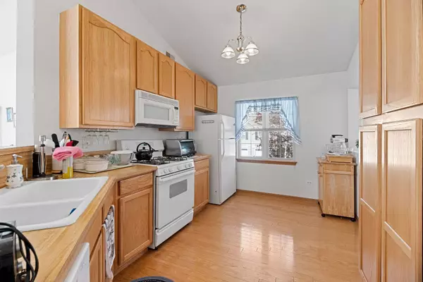 2427 Sheehan DR #203, Naperville, IL 60564