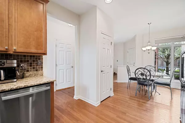 148 Roundtree CT, Bloomingdale, IL 60108