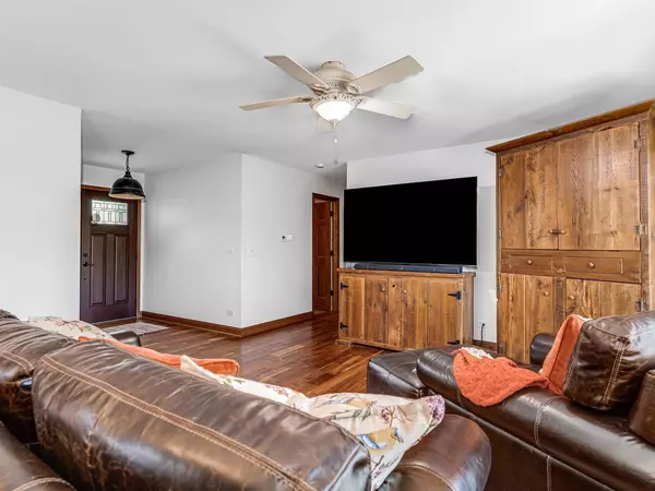 302 Delaware DR, Bolingbrook, IL 60440