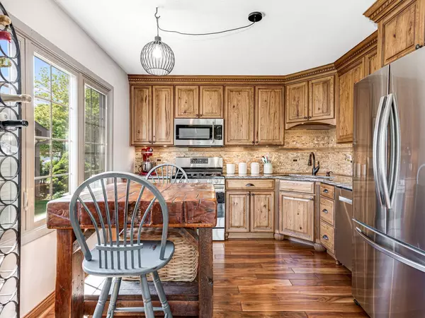 302 Delaware DR, Bolingbrook, IL 60440