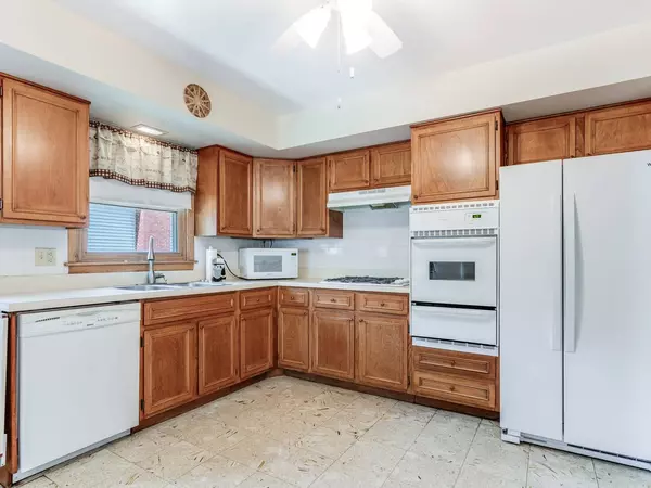 1110 Tamarack DR, Darien, IL 60561