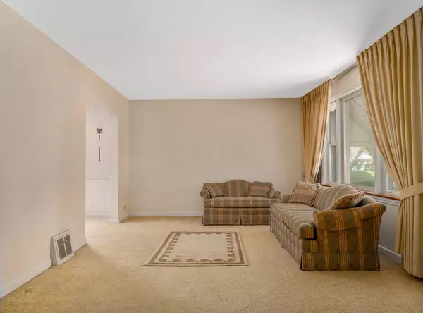 2443 S 4th Avenue, North Riverside, IL 60546