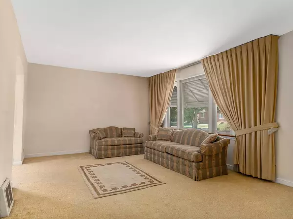 2443 S 4th Avenue, North Riverside, IL 60546