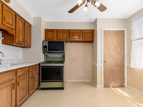 2443 S 4th Avenue, North Riverside, IL 60546