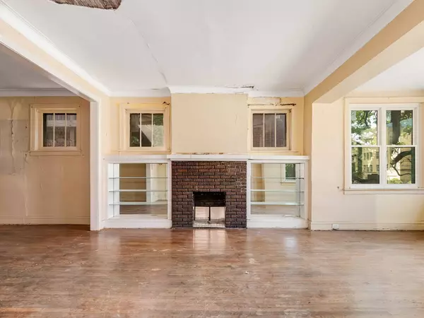 8153 S Eberhart AVE, Chicago, IL 60619