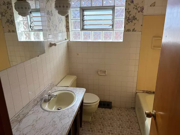 12621 S Wood ST, Calumet Park, IL 60827