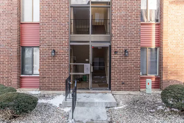 15818 TERRACE DR #R3, Oak Forest, IL 60452