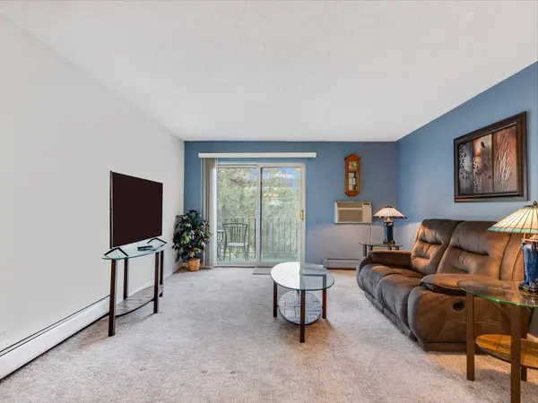 7211 Wolf RD #301A, Indian Head Park, IL 60525