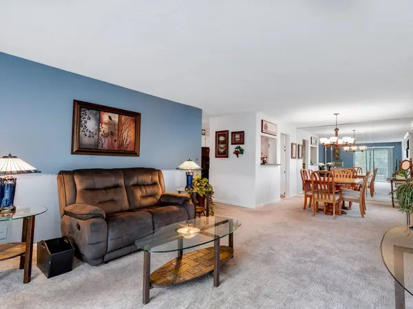 7211 Wolf RD #301A, Indian Head Park, IL 60525