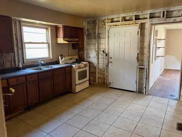 15129 LEXINGTON AVE, Harvey, IL 60426