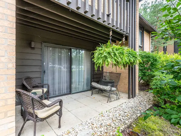 6106 Knoll Valley DR #102, Willowbrook, IL 60527