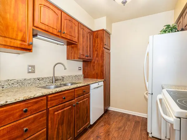 6106 Knoll Valley DR #102, Willowbrook, IL 60527