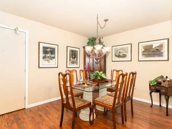 6106 Knoll Valley DR #102, Willowbrook, IL 60527
