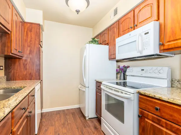 6106 Knoll Valley DR #102, Willowbrook, IL 60527