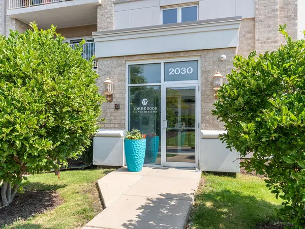 2030 Saint Regis DR #412, Lombard, IL 60148