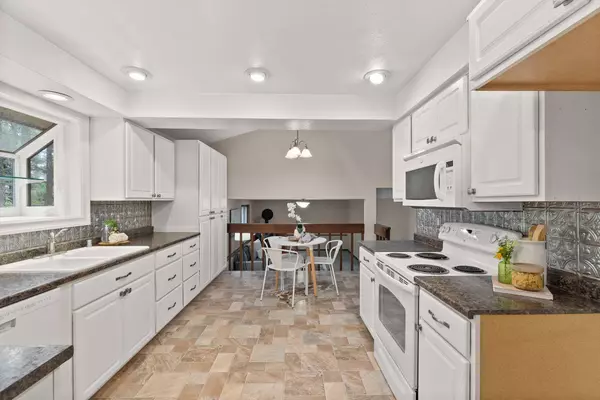 527 E Glencrest Dr, Spokane, WA 99208