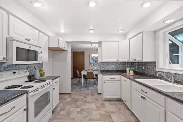 527 E Glencrest Dr, Spokane, WA 99208