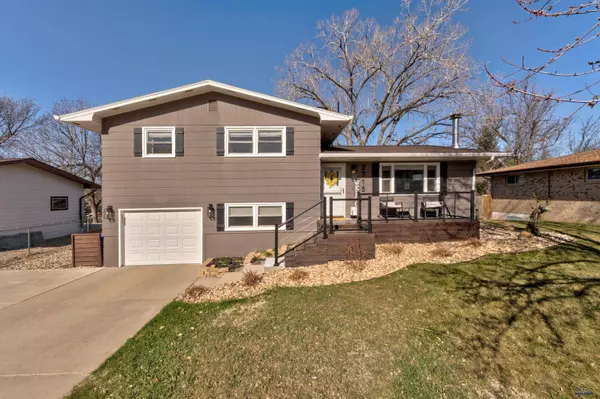 2715 Raymond Dr, Rapid City, SD 57702