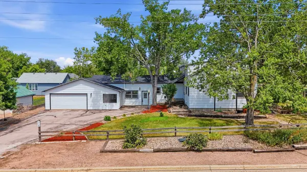 318 W 4th Avenue, Wall, SD 57790