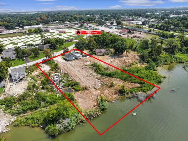 207 Riverside ST, Highlands, TX 77562