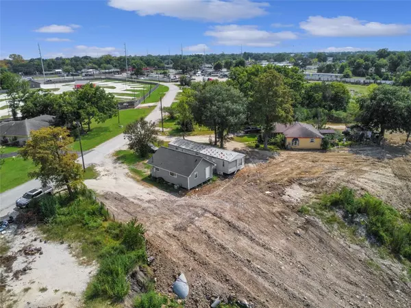 207 Riverside ST, Highlands, TX 77562