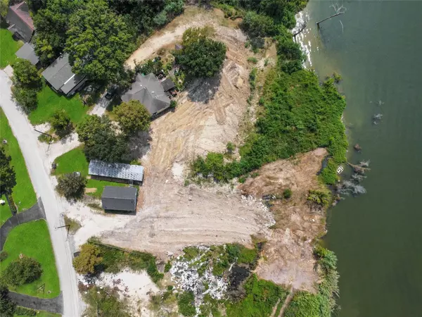 207 Riverside ST, Highlands, TX 77562