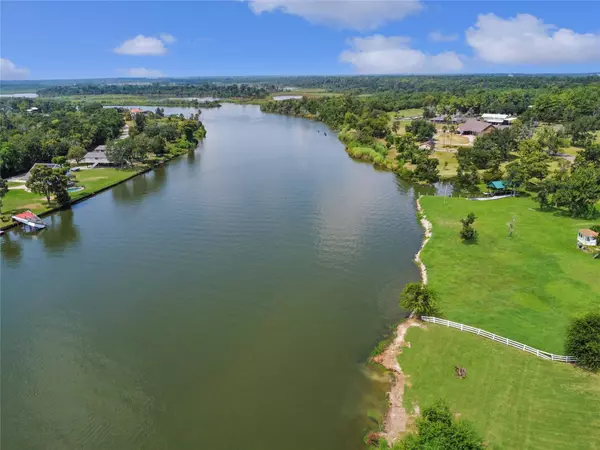 207 Riverside ST, Highlands, TX 77562