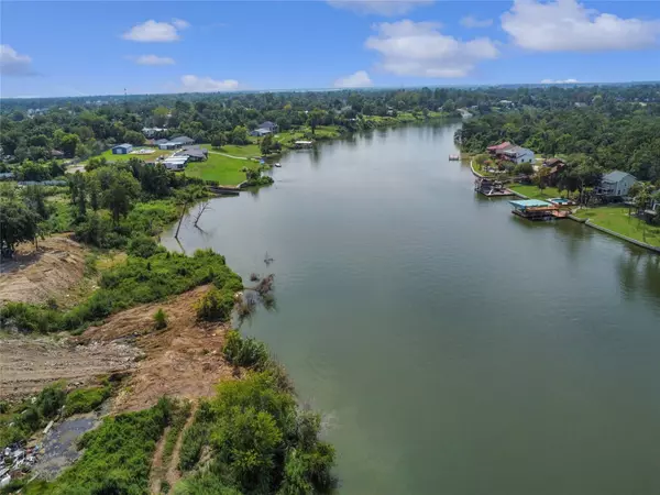 207 Riverside ST, Highlands, TX 77562