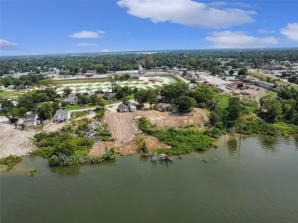 207 Riverside ST, Highlands, TX 77562