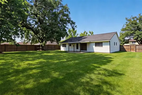 802 Camelot LN, Friendswood, TX 77546