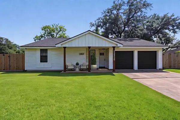 802 Camelot LN, Friendswood, TX 77546