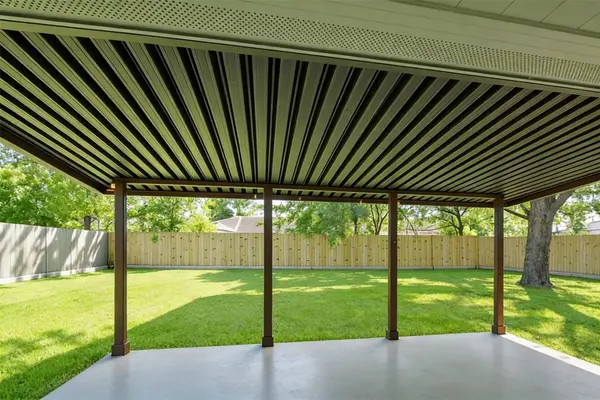 802 Camelot LN, Friendswood, TX 77546