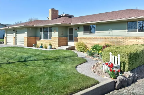 210 Hillcrest DR, Selah, WA 98942