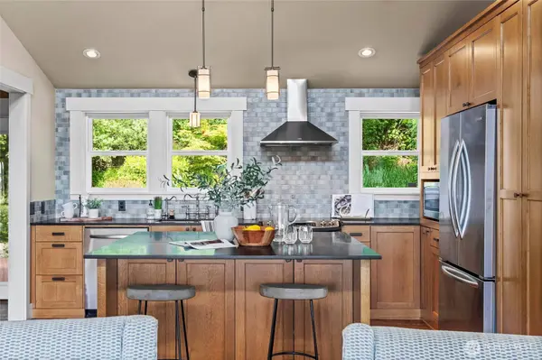 1533 S Sunset DR, Tacoma, WA 98465