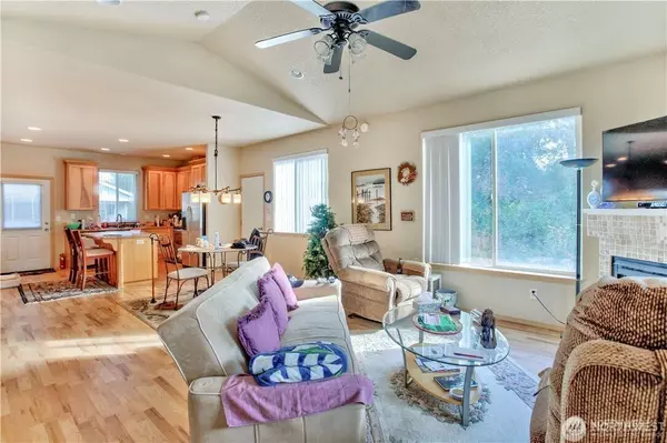 152 N Oar LOOP NW, Ocean Shores, WA 98569