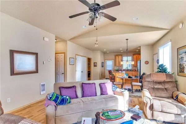 152 N Oar LOOP NW, Ocean Shores, WA 98569