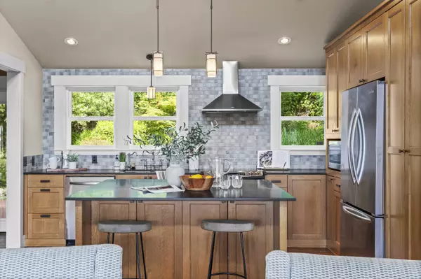 1533 S Sunset Dr, Tacoma, WA 98465-1236