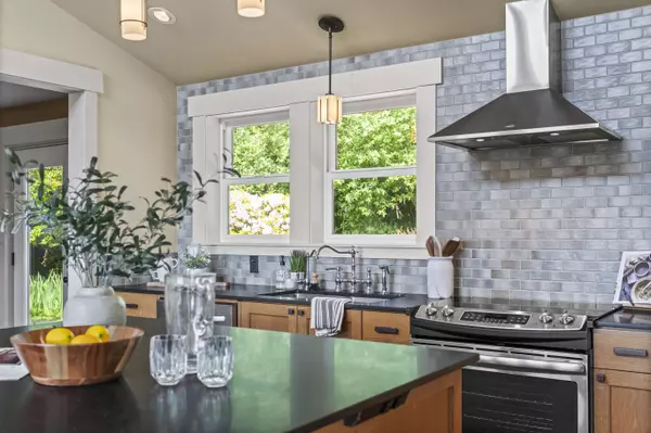 1533 S Sunset Dr, Tacoma, WA 98465-1236