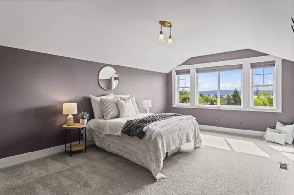 1533 S Sunset Dr, Tacoma, WA 98465-1236