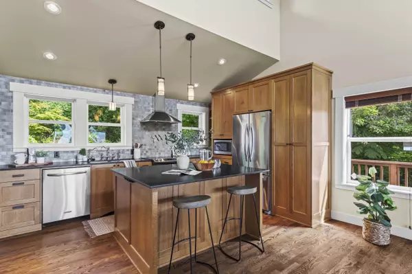 1533 S Sunset Dr, Tacoma, WA 98465-1236