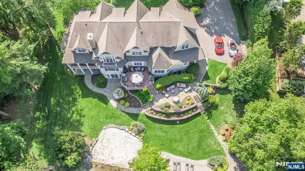 1118 Pines Lake DR, Wayne, NJ 07470