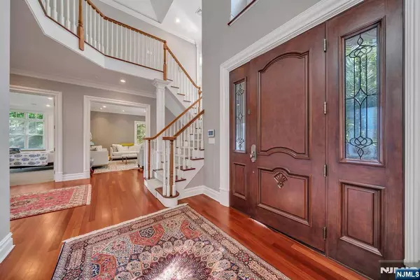 1118 Pines Lake DR, Wayne, NJ 07470