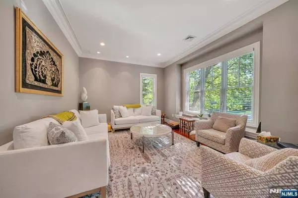 1118 Pines Lake DR, Wayne, NJ 07470