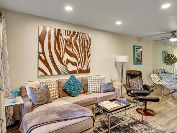 470 N Villa CT #208, Palm Springs, CA 92262