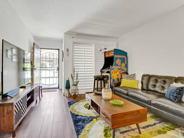 701 Los Felices CIR W #114, Palm Springs, CA 92262