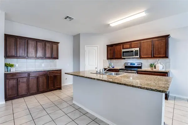 542 Clearlake Drive, Waxahachie, TX 75165