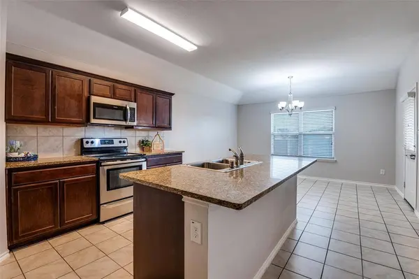 542 Clearlake Drive, Waxahachie, TX 75165