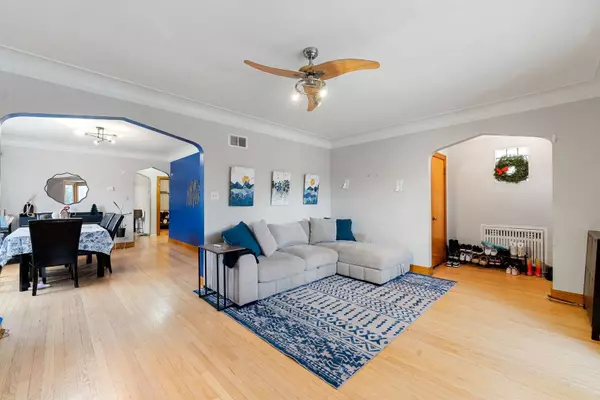 5758 W Roscoe Street, Chicago, IL 60634